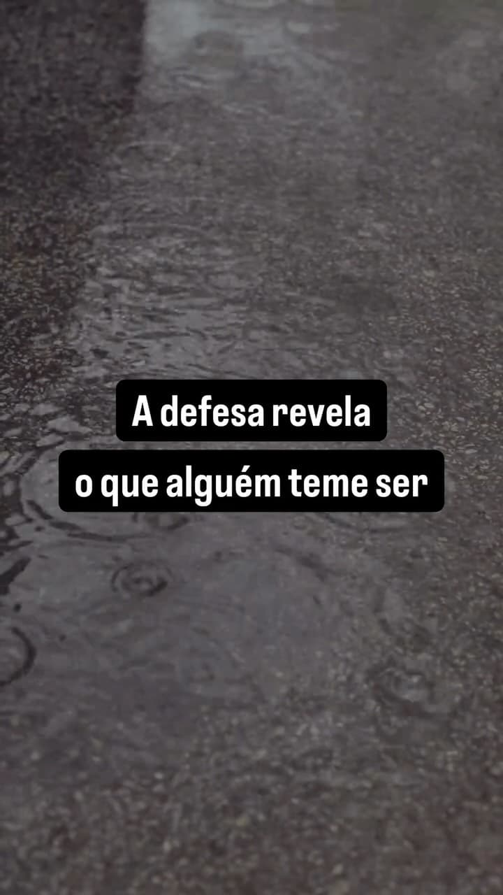 A reação intensa não é opinião. É proteção da própria imagem. Quando algo toca na identidade, a defesa aparece antes do discurso.