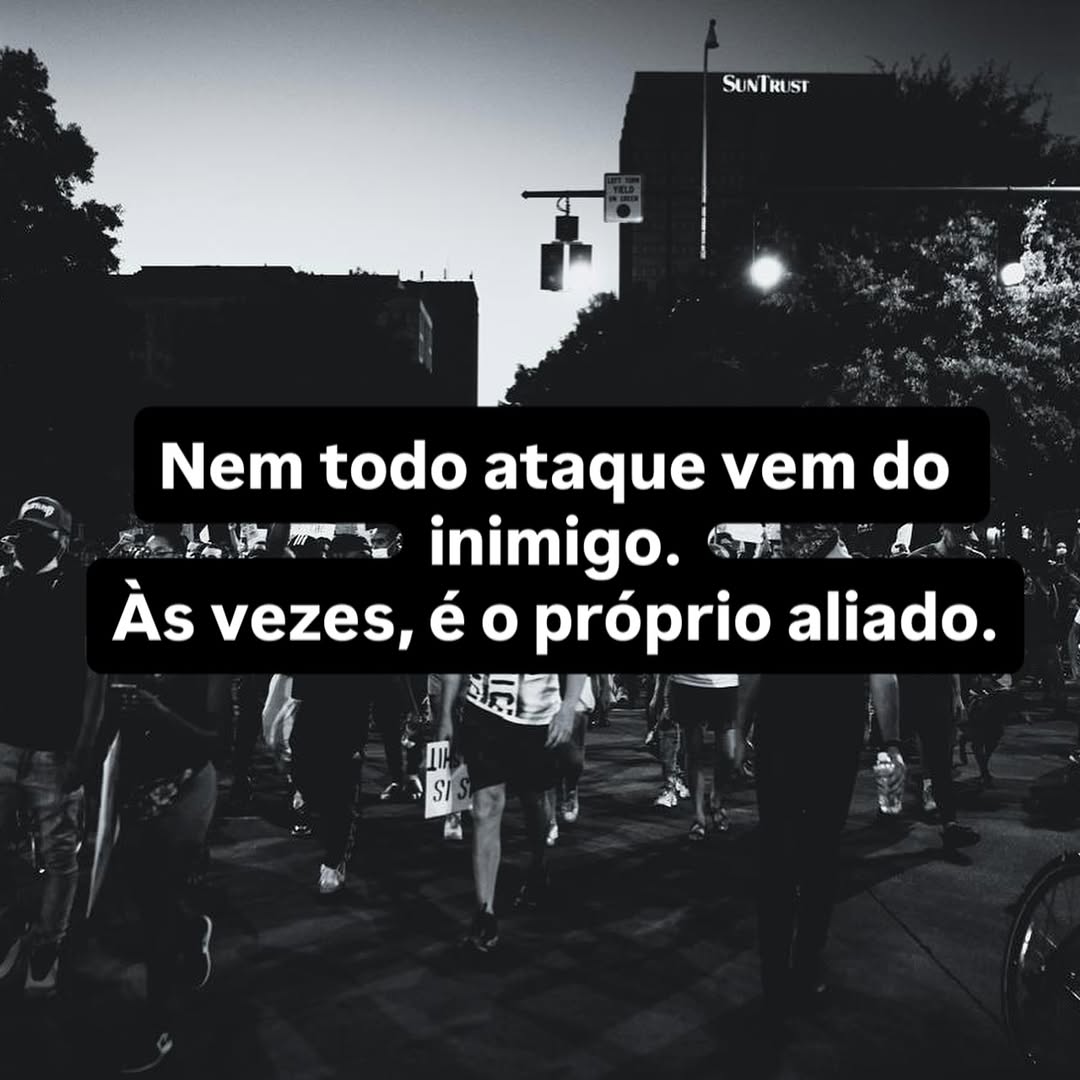 Nem sempre quem ataca é quem parece. Na doutrina de inteligência, uma operação de bandeira falsa (False Flag) é quando um grupo realiza...